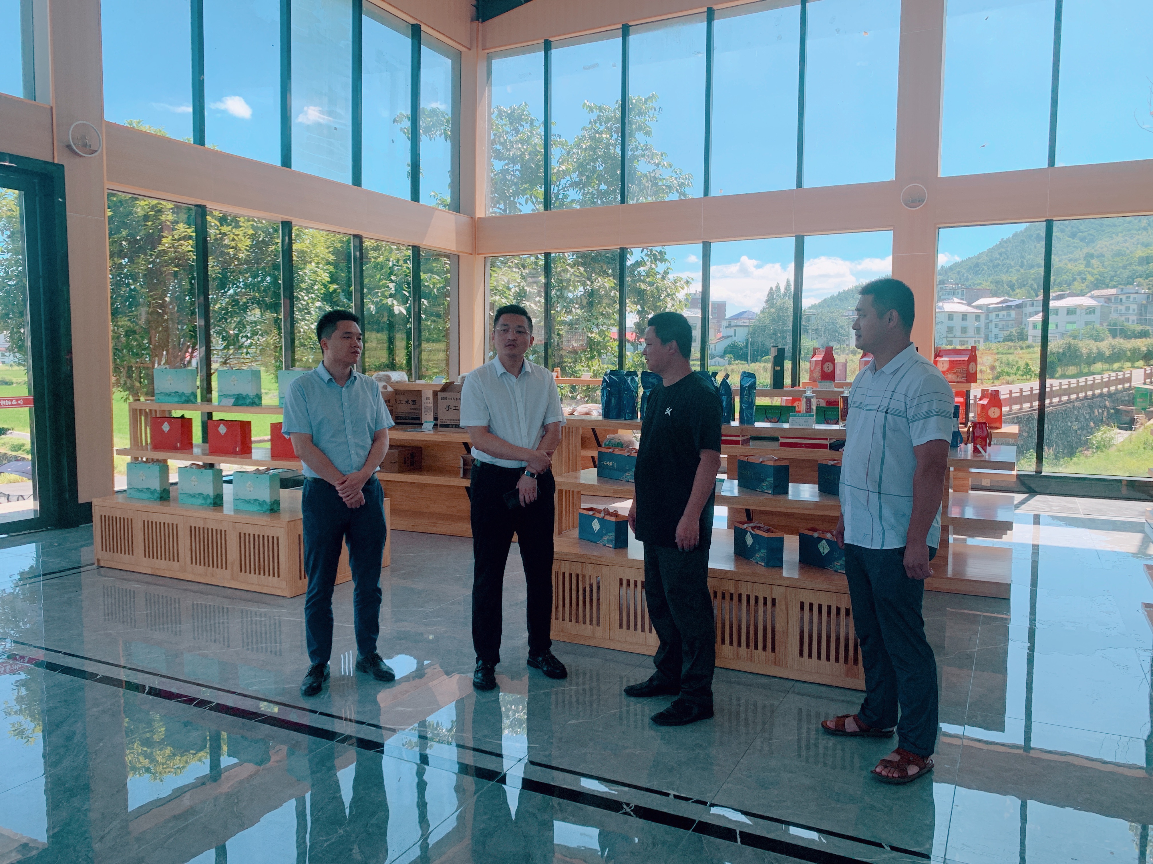 吳同忭赴湘東區(qū)考察縣域商貿(mào)流通網(wǎng)絡(luò) 建設(shè)項目選址事宜