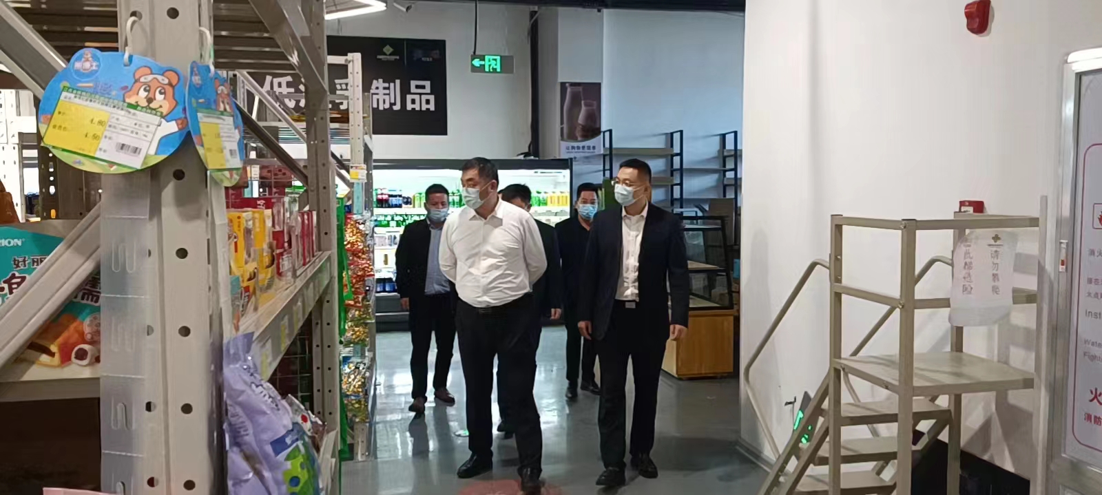集團(tuán)董事長(zhǎng)陳立新一行到萬(wàn)花百合 倉(cāng)儲(chǔ)會(huì)員店調(diào)研